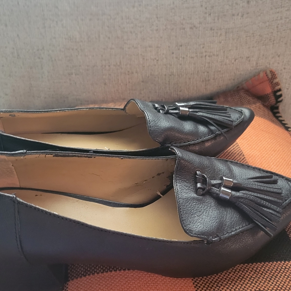 Black leather loafer with tassel